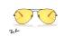 عینک آفتابی فتوکرومیک خلبانی ری بن - فریم مشکی و بخش انتهای دسته ها عسلی رنگ با عدسی زرد - عکس از زاویه روبرو