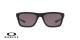 عینک آفتابی اوکلی - با عدسی های پریزم از داخل خاکستری از بیرون جیوه ای بدنه مشکی - ویژه فروش آنلاین - زاویه رو به رو