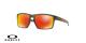 عینک آفتابی اوکلی - با عدسی های پریزم از داخل نارنجی از بیرون جیوه ای بدنه خاکستری - ویژه فروش آنلاین - زاویه سه رخ