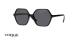 عینک آفتابی زنانه وگ فریم کائوچویی مشکی، حدقه چند ضلعی عدسی دودی - عکس از زاویه سه رخ