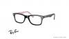 عینک طبی ری بن فریم کائوچویی مستطیلی مشکی داخل دسته ها سفید با نوشته های قرمز رنگ لوگوی ری بن - عکس از زاویه سه رخ